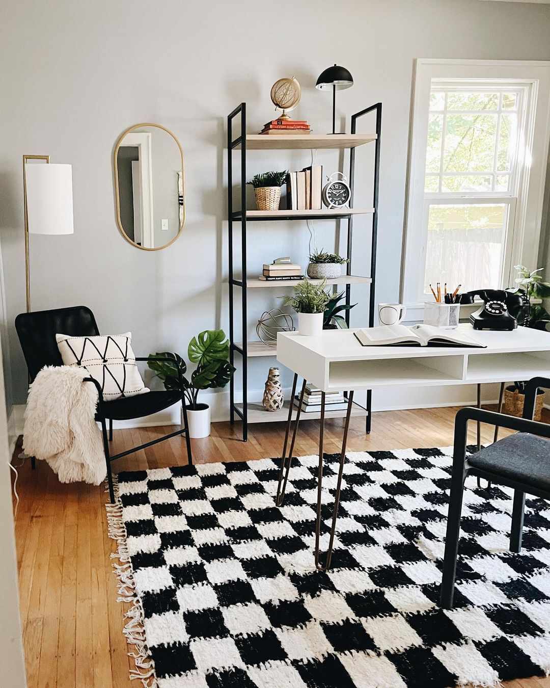 Checkered Rugs: Bringing a Sense of Order to Your Home Office缩略图