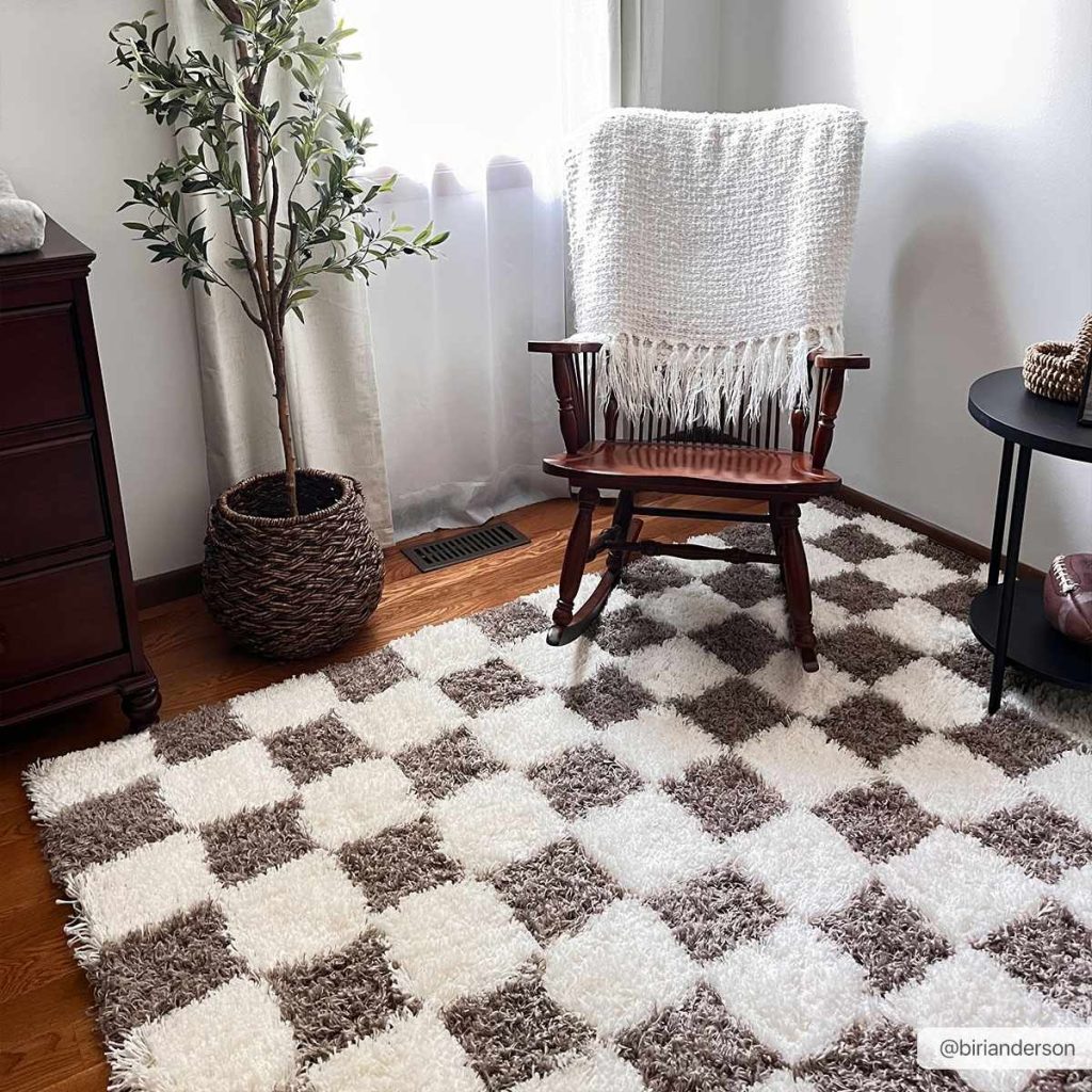 Keep Your Checkered Rugs Clean and Tidy with These Simple Steps!