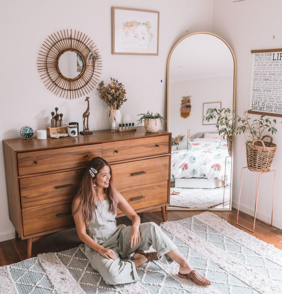 Boho Bedroom Mirrors: Vintage and Distressed Frames