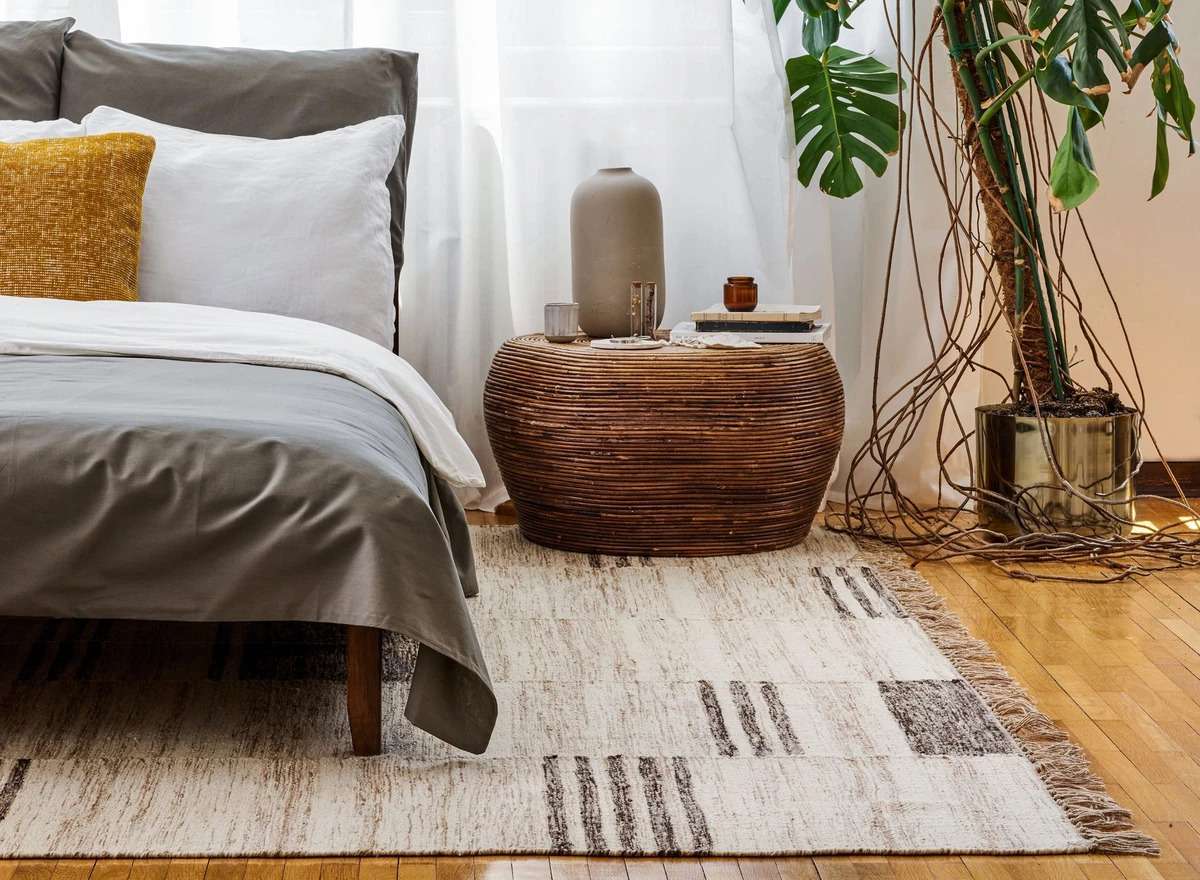 How to Choose the Right Size Rug for Your Bedroom缩略图