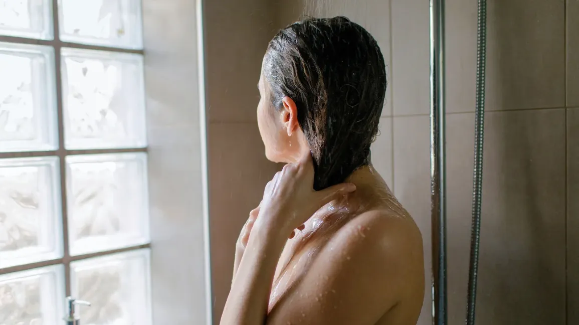 The Proper Way to Use Conditioner in the Shower缩略图