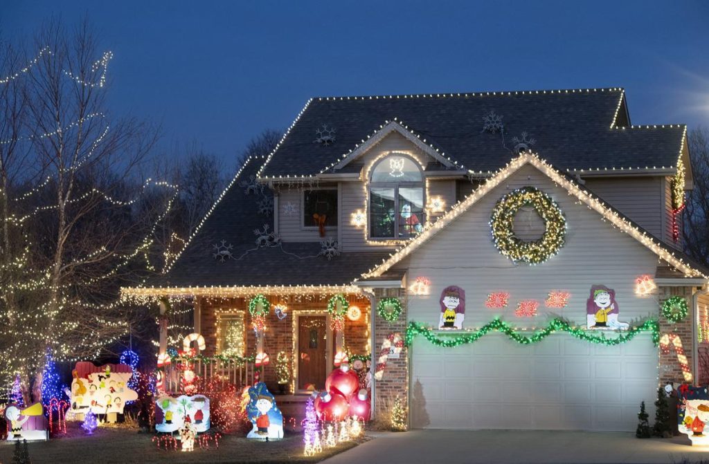 7 Ideas for Outdoor Christmas Light Color Schemes