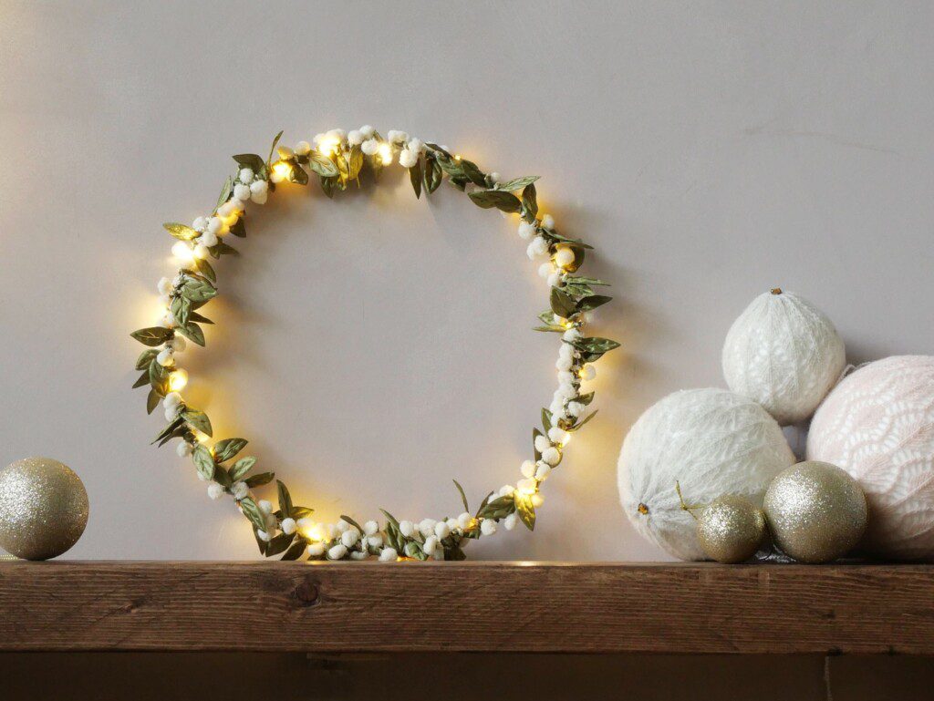 12 Festive Ways to Use Christmas Lights in Wreaths缩略图