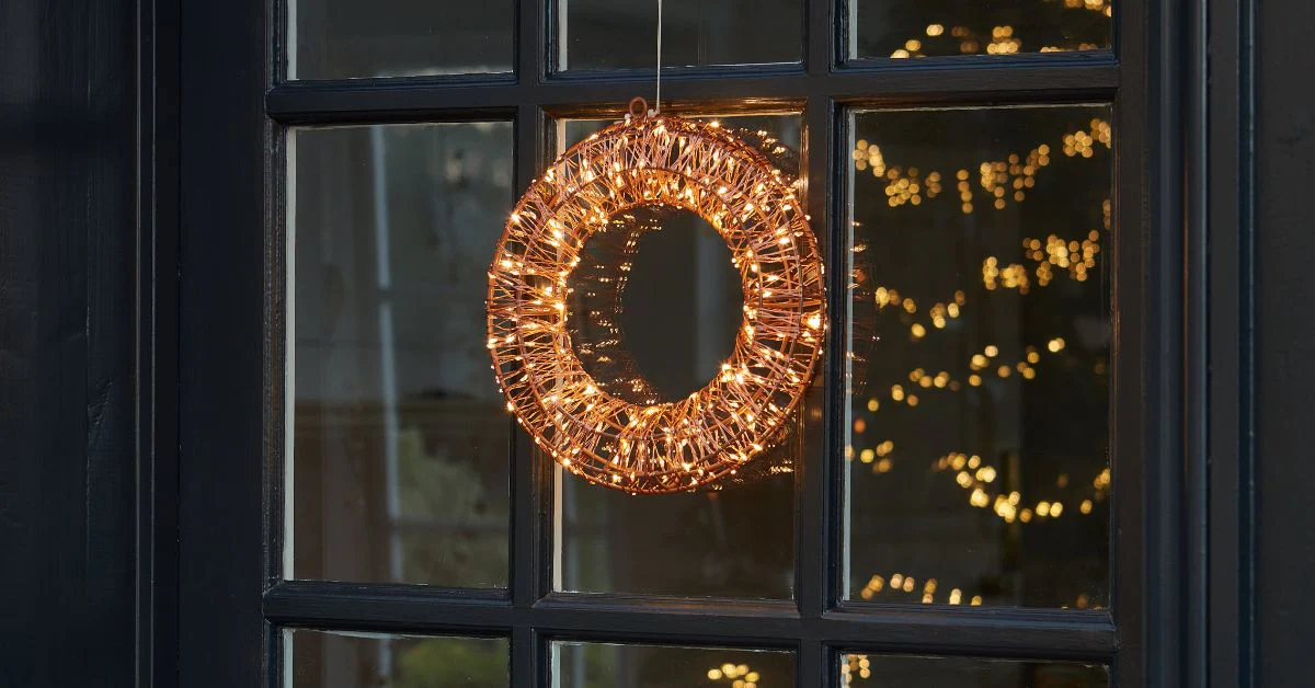 15 Creative Ways to Hang Outdoor Christmas Lights插图4