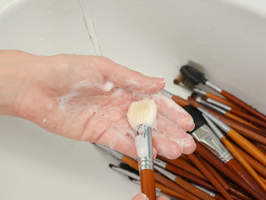 Zote Clean: 5 Easy Ways to Wash Your Makeup Brushes缩略图