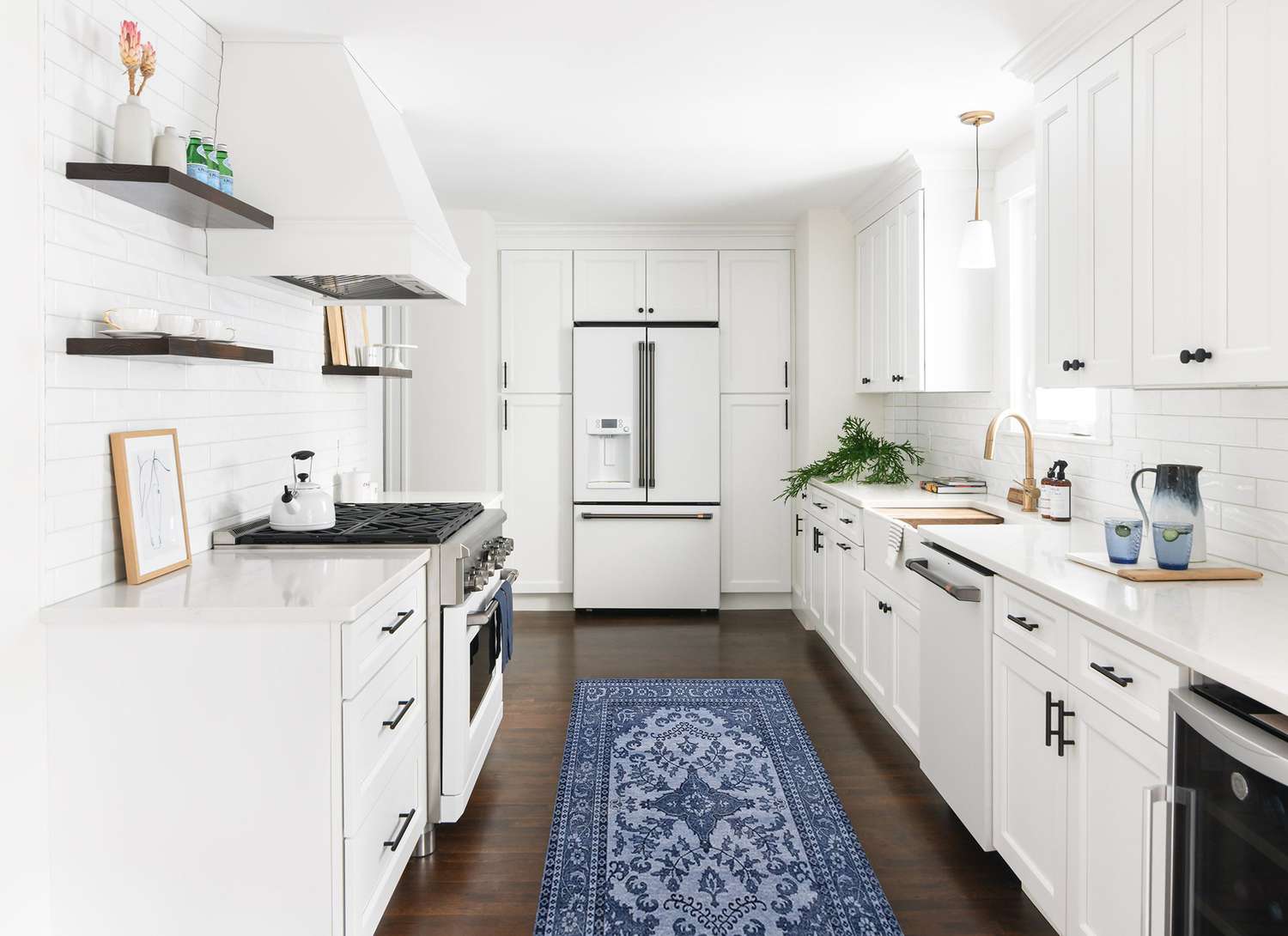 White Kitchen with Black Hardware Styling Tips插图3
