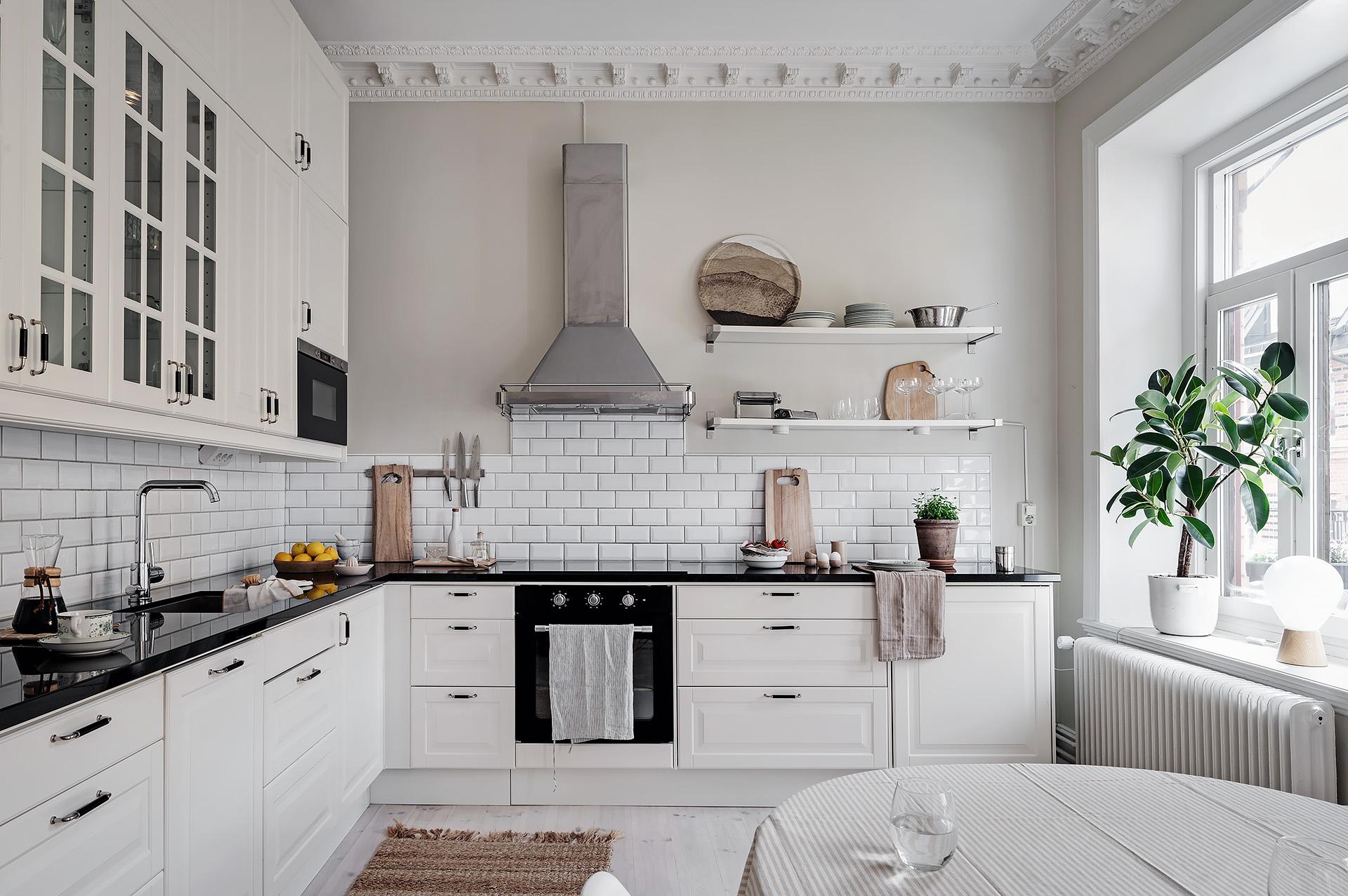 White Kitchen with Black Hardware Styling Tips插图4