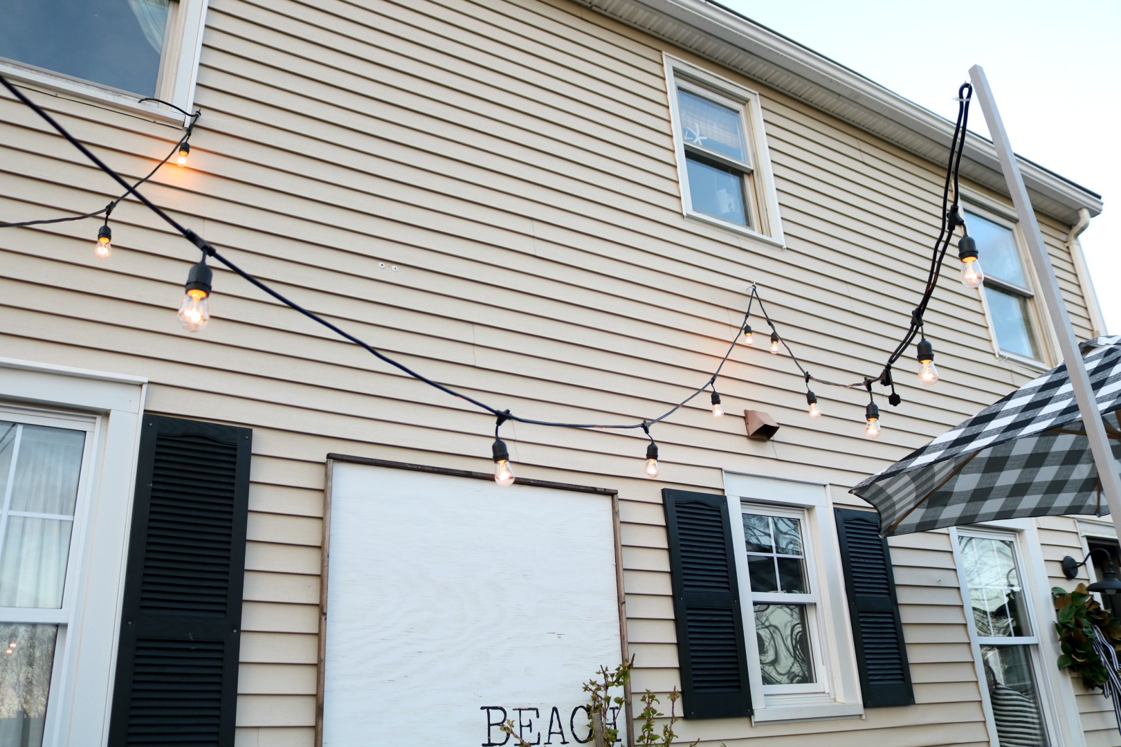 Illuminating Ideas: Attaching String Lights to Your House插图4