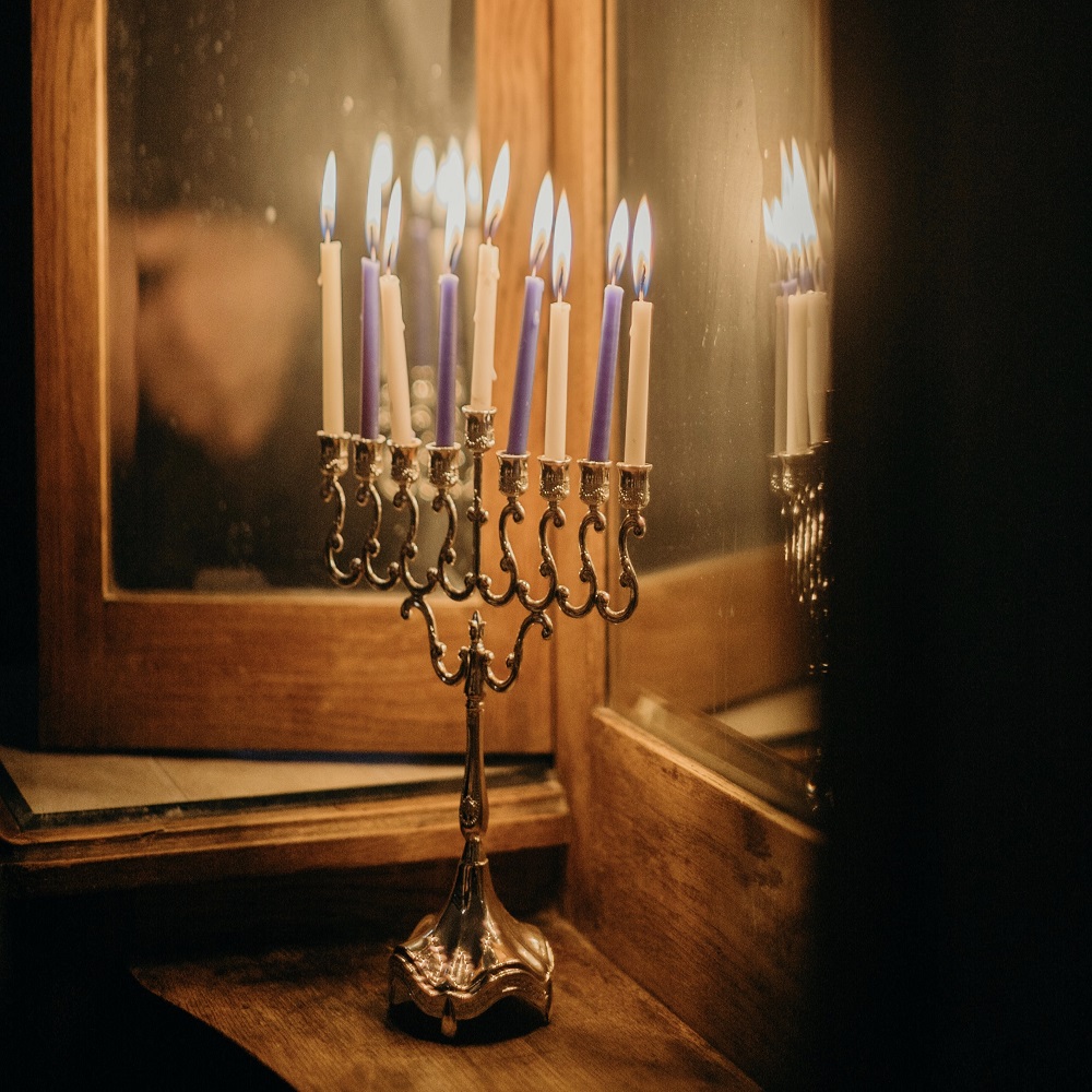 how to light chanukah candles